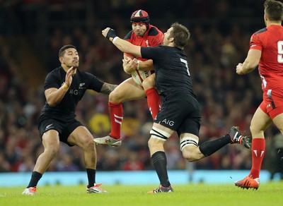 221114 -  Wales v New Zealand, Dove Men Series 2014, Cardiff - Leigh Halfpenny of Wales is held by Richie McCaw of New Zealand