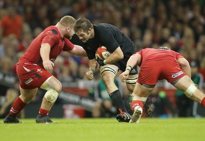 221114 -  Wales v New Zealand, Dove Men Series 2014, Cardiff - Richie McCaw of New Zealand takes on Samson Lee of Wales and Dan Lydiate of Wales   