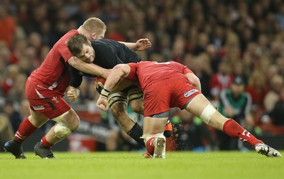 221114 -  Wales v New Zealand, Dove Men Series 2014, Cardiff - Richie McCaw of New Zealand takes on Samson Lee of Wales and Dan Lydiate of Wales   