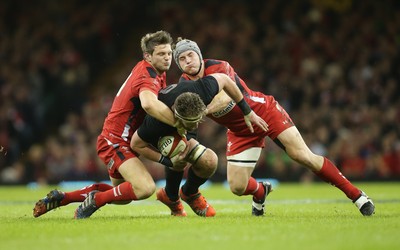 221114 -  Wales v New Zealand, Dove Men Series 2014, Cardiff - Kieran Read of New Zealand is tackled by Dan Biggar of Wales and Jonathan Davies of Wales  