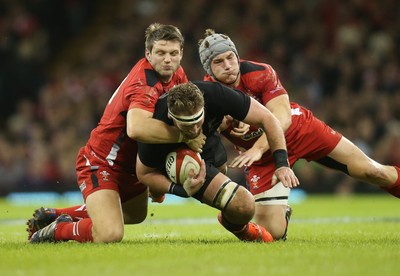 221114 -  Wales v New Zealand, Dove Men Series 2014, Cardiff - Kieran Read of New Zealand is tackled by Dan Biggar of Wales and Jonathan Davies of Wales  