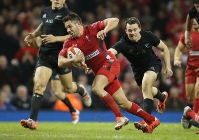 221114 -  Wales v New Zealand, Dove Men Series 2014, Cardiff - Rhys Webb of Wales dives in to score try 