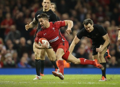 221114 -  Wales v New Zealand, Dove Men Series 2014, Cardiff - Rhys Webb of Wales dives in to score try 