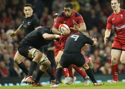 221114 -  Wales v New Zealand, Dove Men Series 2014, Cardiff - Taulupe Faletau of Wales offloads to Rhys Webb to set up the try