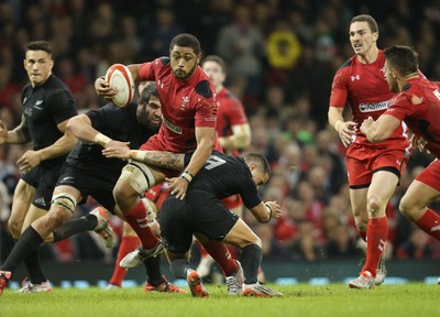 221114 -  Wales v New Zealand, Dove Men Series 2014, Cardiff - Taulupe Faletau of Wales offloads to Rhys Webb to set up the try