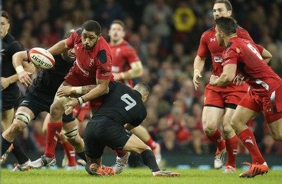 221114 -  Wales v New Zealand, Dove Men Series 2014, Cardiff - Taulupe Faletau of Wales offloads to Rhys Webb to set up the try