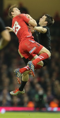 221114 -  Wales v New Zealand, Dove Men Series 2014, Cardiff - Liam Williams of Wales and Ben Smith of New Zealand go for the high ball