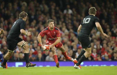 221114 -  Wales v New Zealand, Dove Men Series 2014, Cardiff - Rhys Webb of Wales feeds the ball out