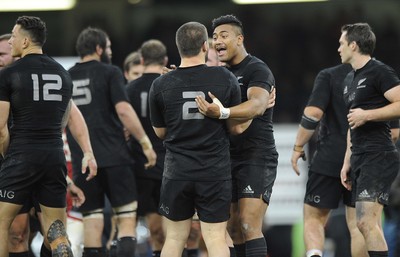 221114 - Wales v New Zealand -New Zealand players celebrate at the end of the game