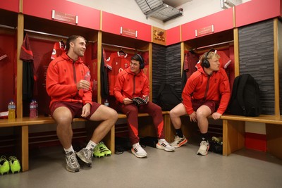 221125 - Wales v New Zealand All Blacks - Quilter Nations Series - Max Llewellyn, Louis Rees-Zammit and Blair Murray of Wales in the dressing room