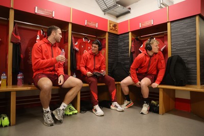 221125 - Wales v New Zealand All Blacks - Quilter Nations Series - Max Llewellyn, Louis Rees-Zammit and Blair Murray of Wales in the dressing room