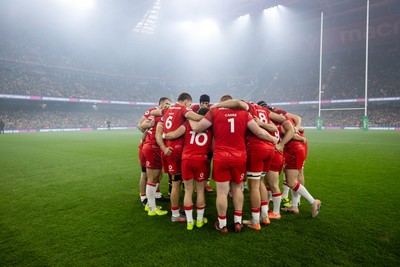 221125 - Wales v New Zealand All Blacks - Quilter Nations Series - Wales team huddle