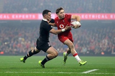 221125 - Wales v New Zealand All Blacks - Quilter Nations Series - Dan Edwards of Wales is challenged by Will Jordan of New Zealand as he offloads the ball