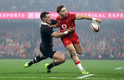 221125 - Wales v New Zealand All Blacks - Quilter Nations Series - Dan Edwards of Wales is challenged by Will Jordan of New Zealand as he offloads the ball