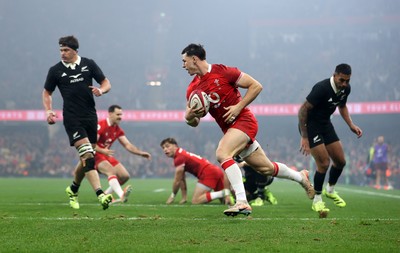 221125 - Wales v New Zealand All Blacks - Quilter Nations Series - Tom Rogers of Wales runs in to score a try