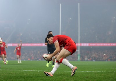221125 - Wales v New Zealand All Blacks - Quilter Nations Series - Tom Rogers of Wales runs in to score a try