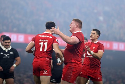 221125 - Wales v New Zealand All Blacks - Quilter Nations Series - Tom Rogers of Wales celebrates scoring a try with team mates