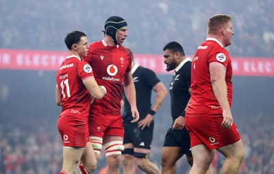 221125 - Wales v New Zealand All Blacks - Quilter Nations Series - Tom Rogers of Wales celebrates scoring a try with team mates
