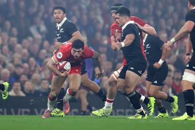 221125 - Wales v New Zealand All Blacks - Quilter Nations Series - Louis Rees-Zammit of Wales makes a break from the high ball
