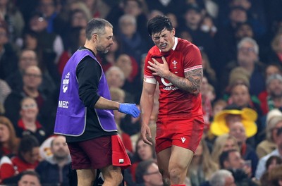 221125 - Wales v New Zealand All Blacks - Quilter Nations Series - Louis Rees-Zammit of Wales holds his shoulder 