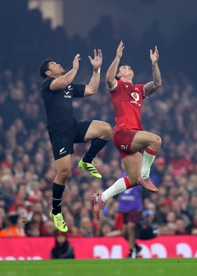 221125 - Wales v New Zealand All Blacks - Quilter Nations Series - Caleb Clarke of New Zealand and Louis Rees-Zammit of Wales go for the high ball