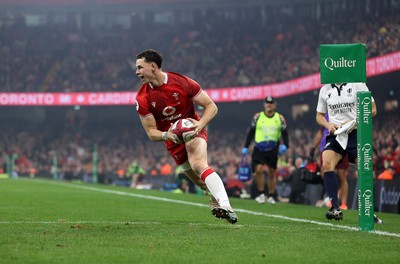 221125 - Wales v New Zealand All Blacks - Quilter Nations Series - Tom Rogers of Wales runs in to score a try