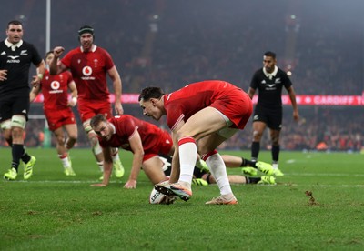 221125 - Wales v New Zealand All Blacks - Quilter Nations Series - Tom Rogers of Wales runs in to score a try