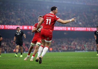 221125 - Wales v New Zealand All Blacks - Quilter Nations Series - Tom Rogers of Wales celebrates scoring a try