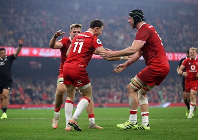 221125 - Wales v New Zealand All Blacks - Quilter Nations Series - Tom Rogers of Wales celebrates scoring a try with team mates