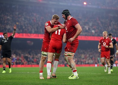 221125 - Wales v New Zealand All Blacks - Quilter Nations Series - Tom Rogers of Wales celebrates scoring a try with team mates