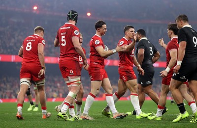221125 - Wales v New Zealand All Blacks - Quilter Nations Series - Tom Rogers of Wales celebrates scoring a try with team mates