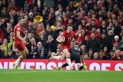 221125 - Wales v New Zealand All Blacks - Quilter Nations Series - Tom Rogers of Wales runs in to score his third try