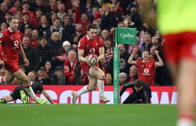 221125 - Wales v New Zealand All Blacks - Quilter Nations Series - Tom Rogers of Wales runs in to score his third try