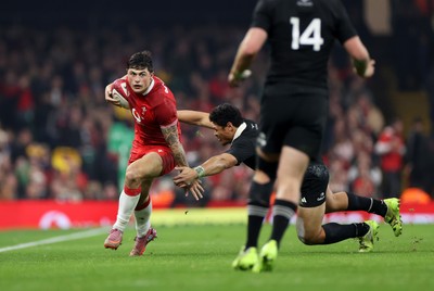 221125 - Wales v New Zealand All Blacks - Quilter Nations Series - Louis Rees-Zammit of Wales makes a break