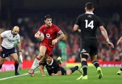 221125 - Wales v New Zealand All Blacks - Quilter Nations Series - Louis Rees-Zammit of Wales makes a break