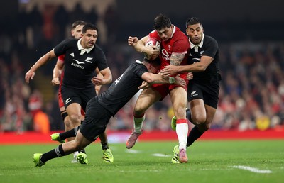 221125 - Wales v New Zealand All Blacks - Quilter Nations Series - Louis Rees-Zammit of Wales is tackled by Will Jordan and Rieko Ioane of New Zealand 