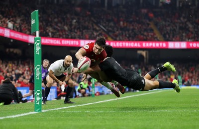 221125 - Wales v New Zealand All Blacks - Quilter Nations Series - Louis Rees-Zammit of Wales scores a try