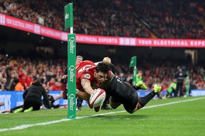 221125 - Wales v New Zealand All Blacks - Quilter Nations Series - Louis Rees-Zammit of Wales scores a try