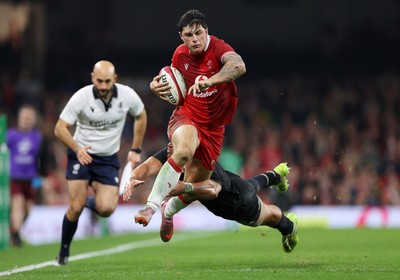 221125 - Wales v New Zealand All Blacks - Quilter Nations Series - Louis Rees-Zammit of Wales makes a break