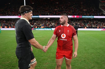 221125 - Wales v New Zealand All Blacks - Quilter Nations Series - Gareth Thomas of Wales shakes hands with Scott Barrett of New Zealand 