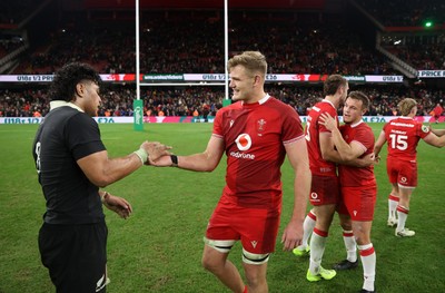 221125 - Wales v New Zealand All Blacks - Quilter Nations Series - Taine Plumtree of Wales shakes hands with Wallace Sititi of New Zealand 