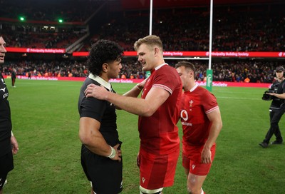 221125 - Wales v New Zealand All Blacks - Quilter Nations Series - Taine Plumtree of Wales shakes hands with Wallace Sititi of New Zealand 
