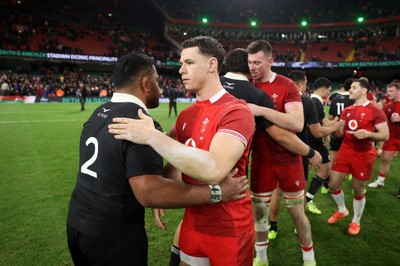 221125 - Wales v New Zealand All Blacks - Quilter Nations Series - Tom Rogers of Wales shakes hands with Samisoni Taukei�aho of New Zealand 