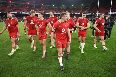 221125 - Wales v New Zealand All Blacks - Quilter Nations Series - Wales thank the fans at full time