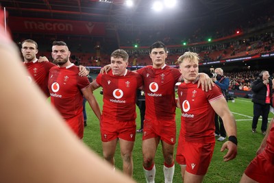221125 - Wales v New Zealand All Blacks - Quilter Nations Series - Wales team huddle at full time