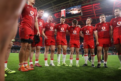 221125 - Wales v New Zealand All Blacks - Quilter Nations Series - Wales team huddle at full time