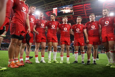221125 - Wales v New Zealand All Blacks - Quilter Nations Series - Wales team huddle at full time