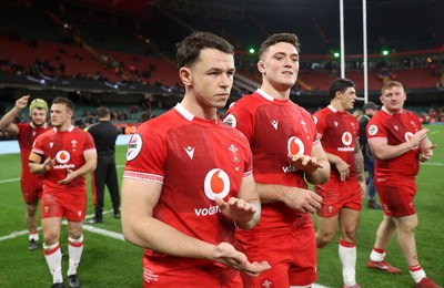 221125 - Wales v New Zealand All Blacks - Quilter Nations Series - Tom Rogers of Wales thanks the fans at full time