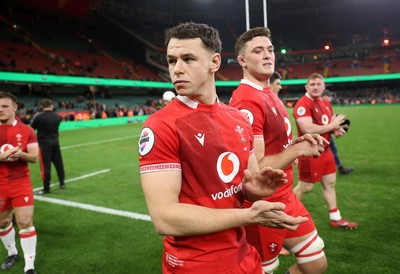 221125 - Wales v New Zealand All Blacks - Quilter Nations Series - Tom Rogers of Wales thanks the fans at full time