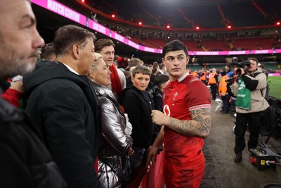 221125 - Wales v New Zealand All Blacks - Quilter Nations Series - Louis Rees-Zammit of Wales with family at full time
